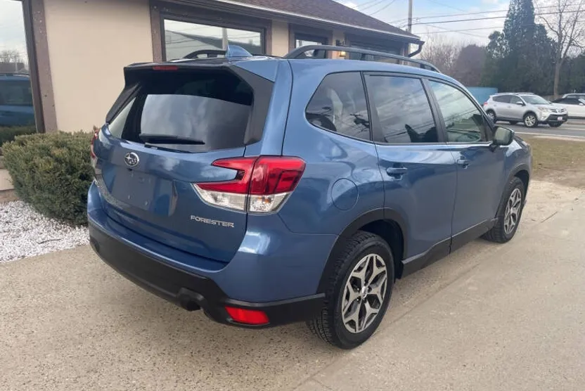 2023 Subaru Forester Premium photo 1