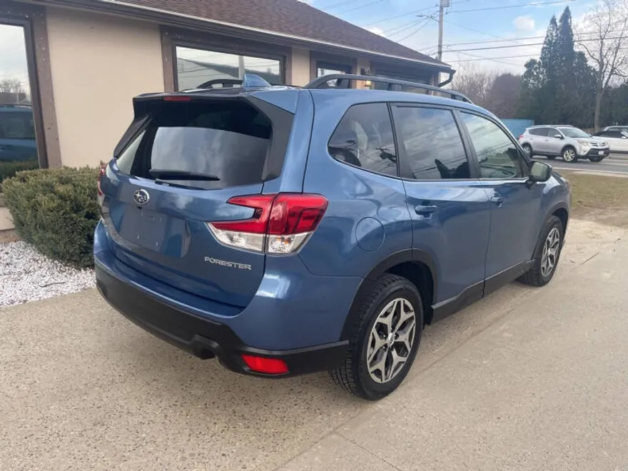 2023 Subaru Forester Premium photo 1