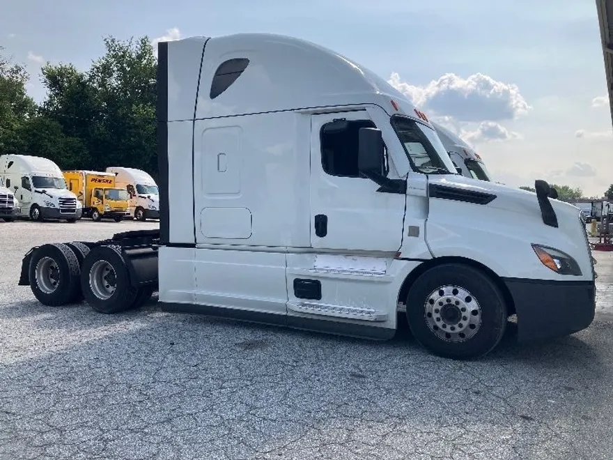 2021 Freightliner Cascadia 126" Sleeper Cab photo 1
