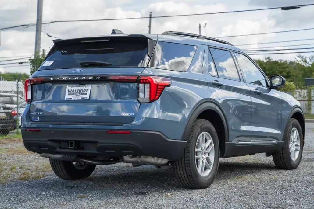 2025 Ford Explorer photo 1
