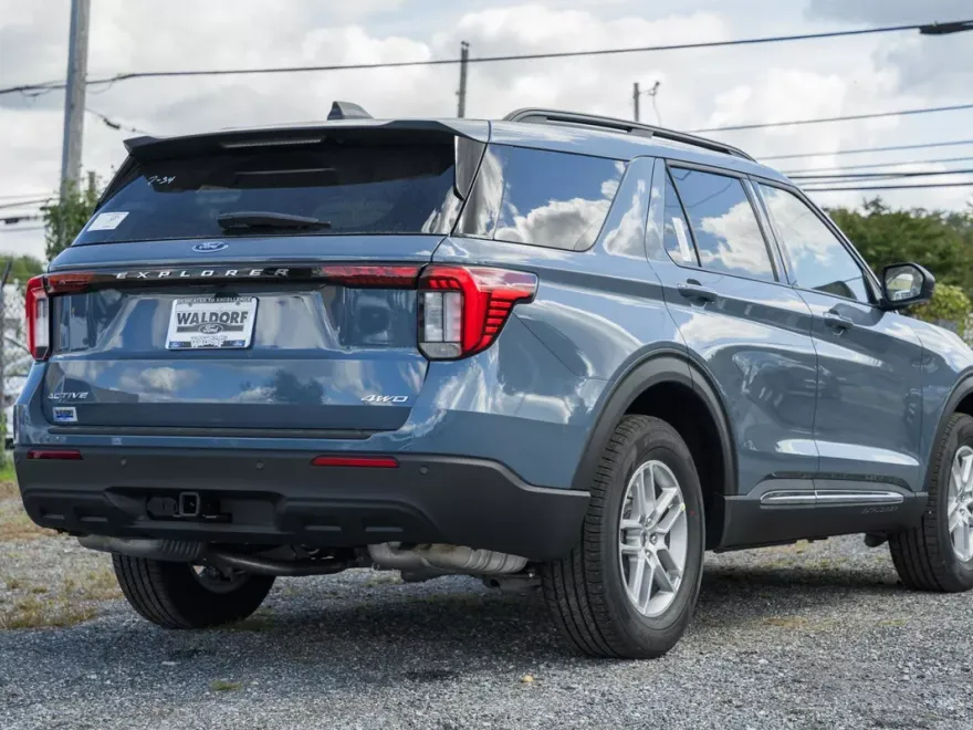 2025 Ford Explorer photo 1
