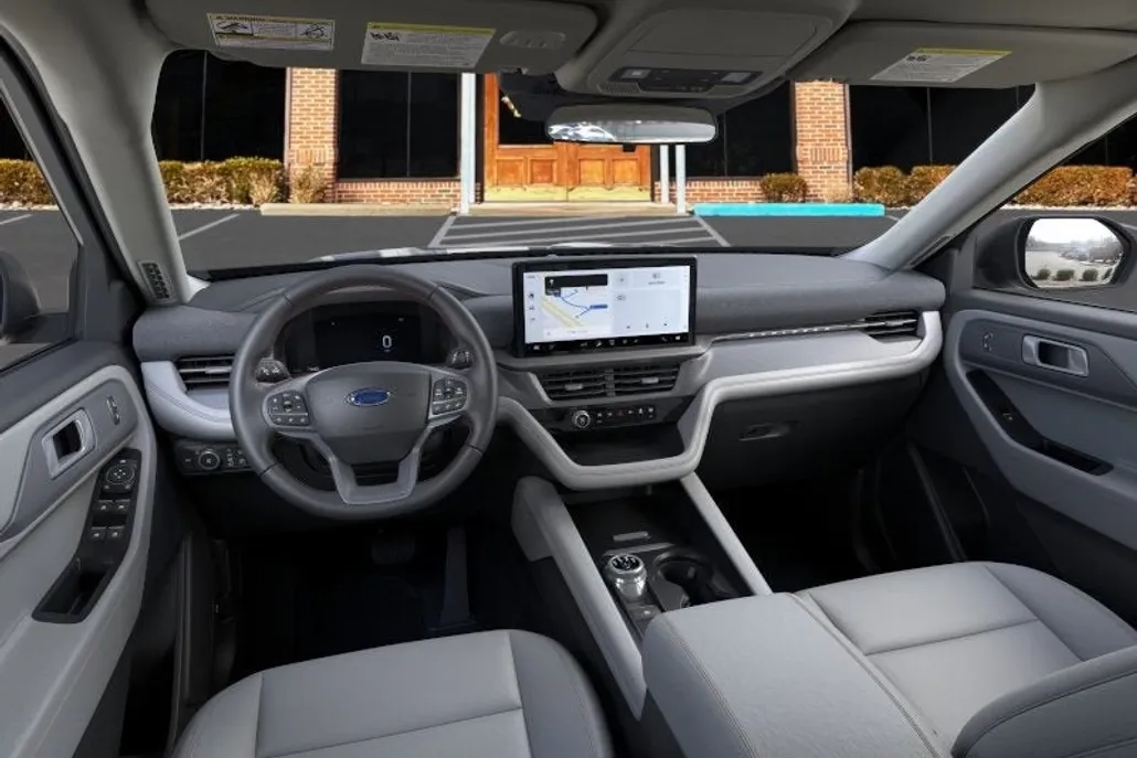 2025 Ford Explorer photo 1