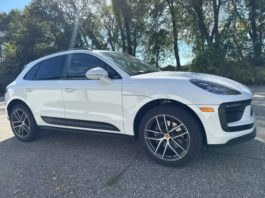 2025 Porsche Macan T photo 1