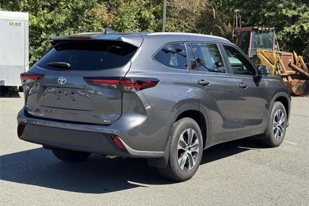 2024 Toyota Highlander XLE photo 1