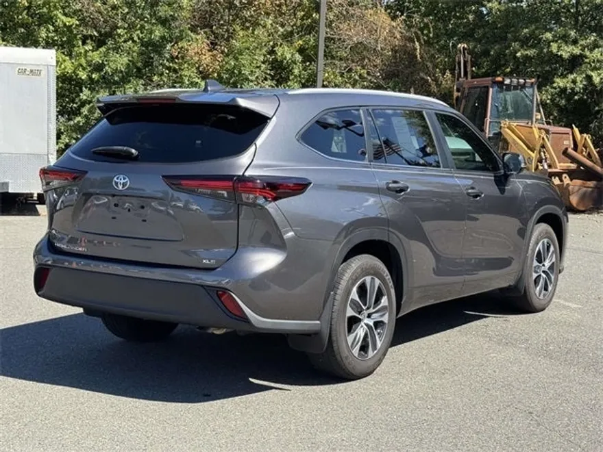 2024 Toyota Highlander XLE photo 1