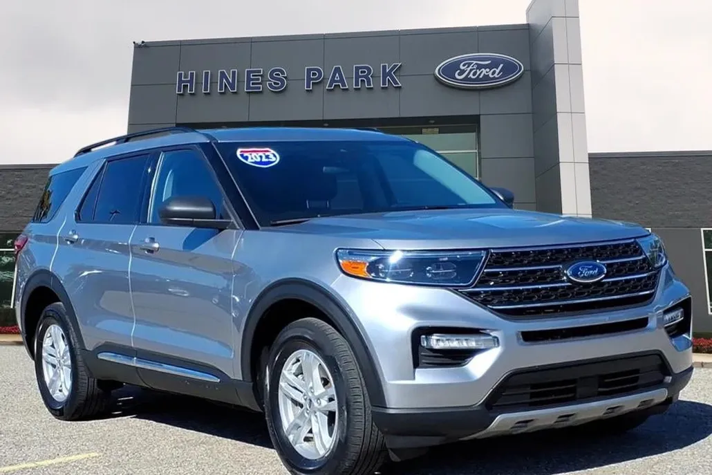 2023 Ford Explorer XLT photo 1