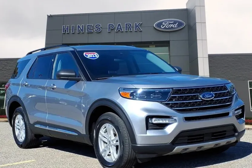 2023 Ford Explorer XLT photo 1