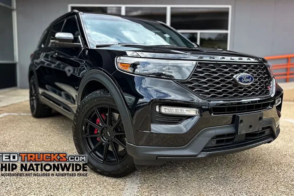 2023 Ford Explorer ST photo 1