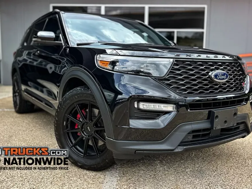 2023 Ford Explorer ST photo 1