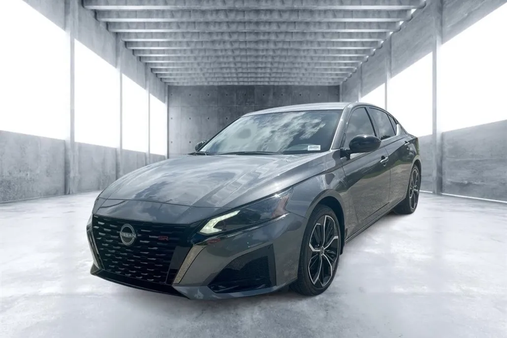 2025 Nissan Altima SR photo 1