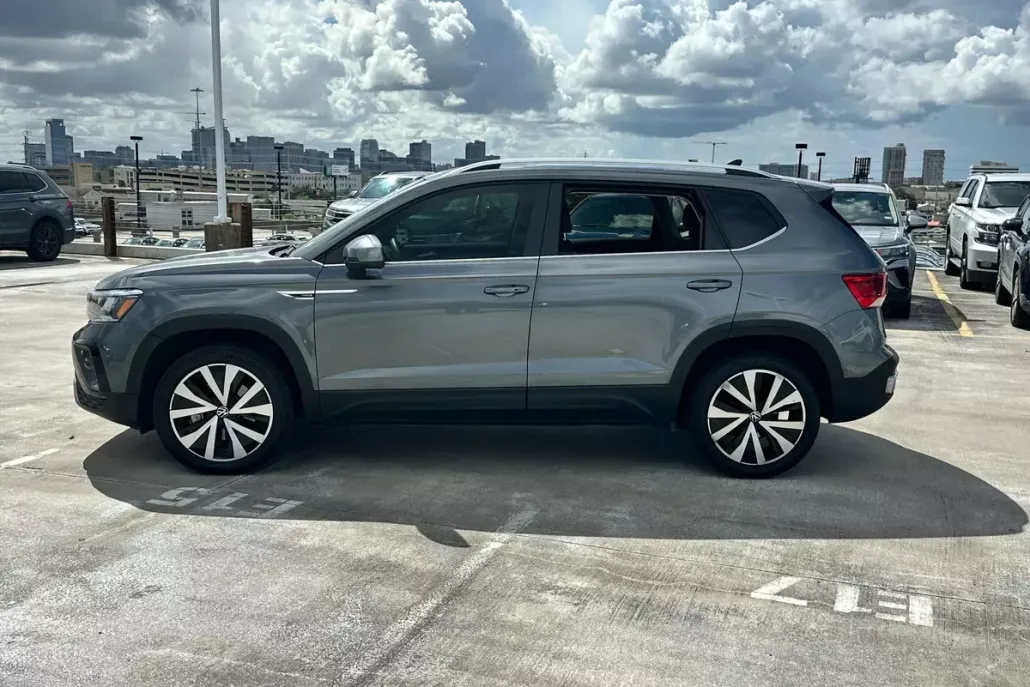 2022 Volkswagen Taos SE photo 1