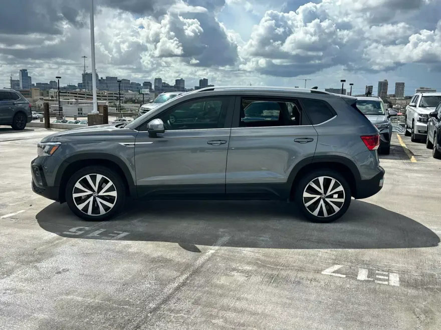 2022 Volkswagen Taos SE photo 1