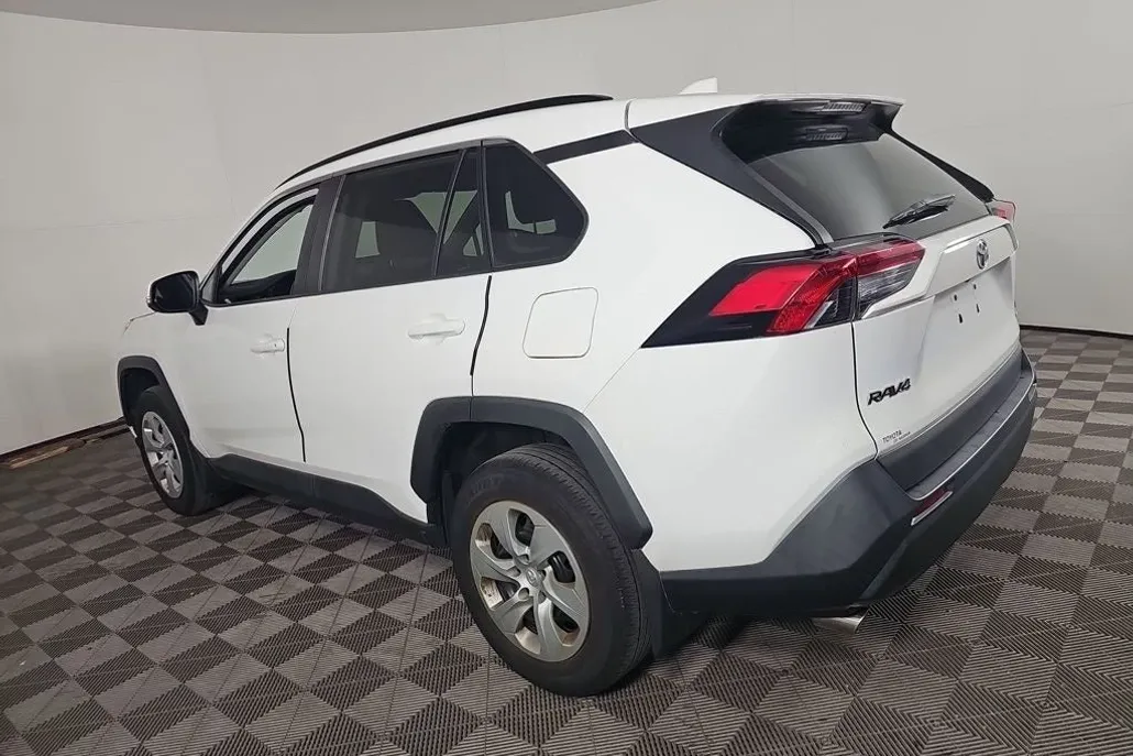 2019 Toyota RAV4 LE photo 1
