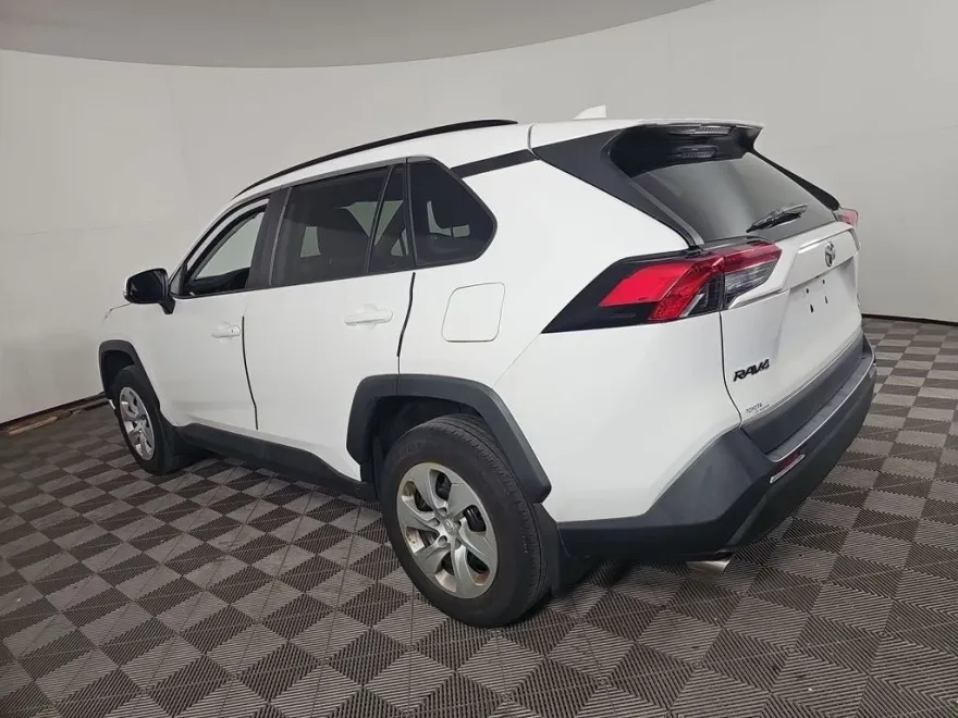 2019 Toyota RAV4 LE photo 1