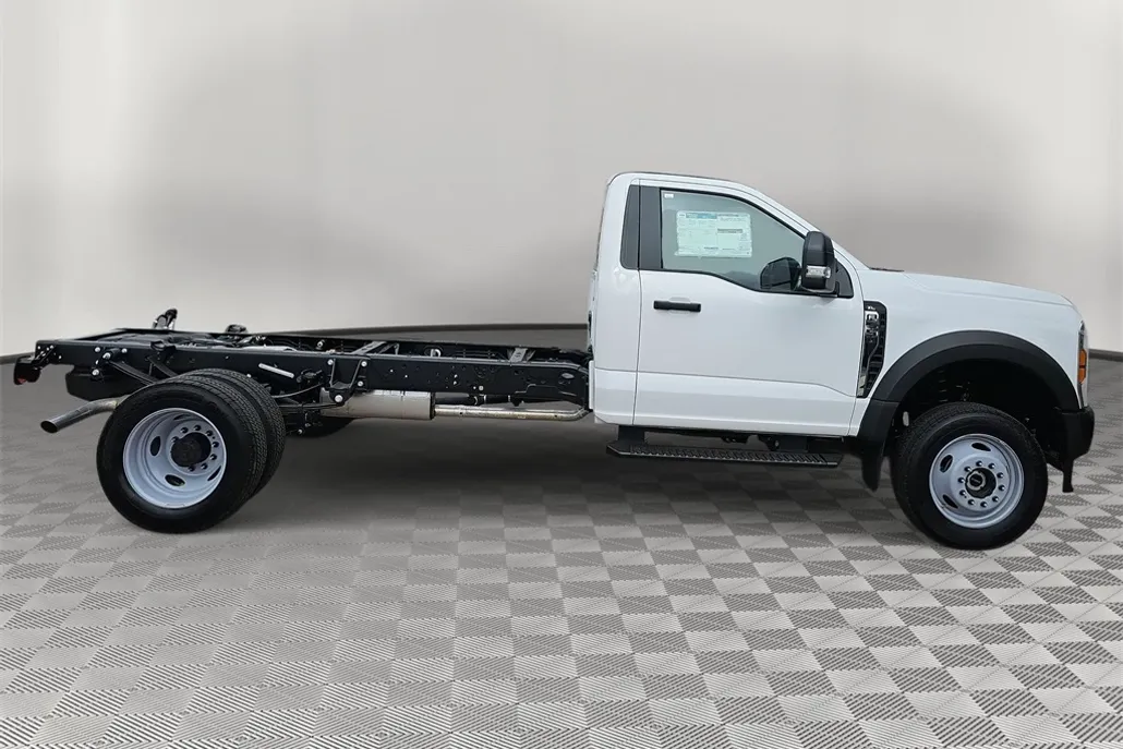 2025 Ford F-550 XL photo 1
