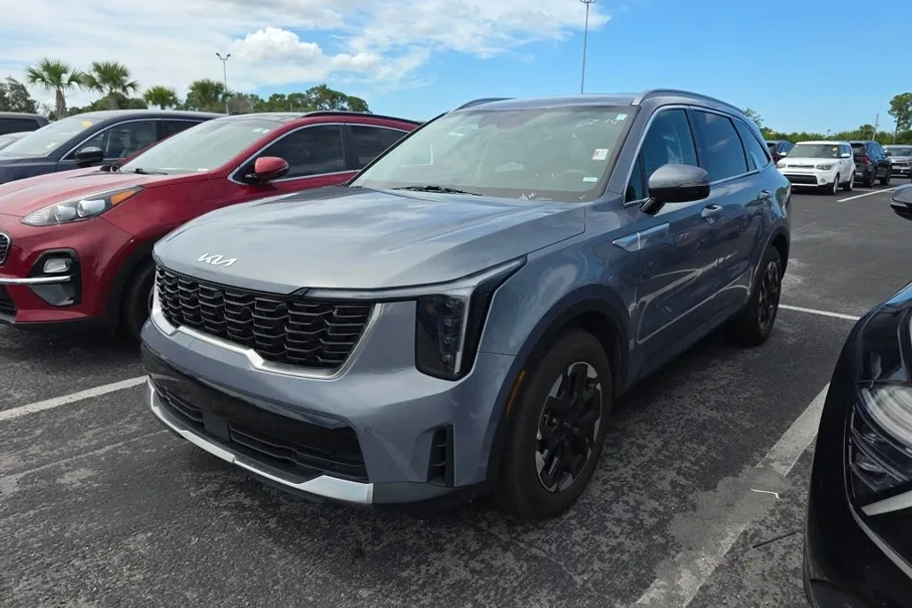 2024 Kia Sorento S photo 1