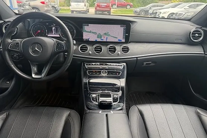 2017 Mercedes Benz E 300 4MATIC Sedan photo 1