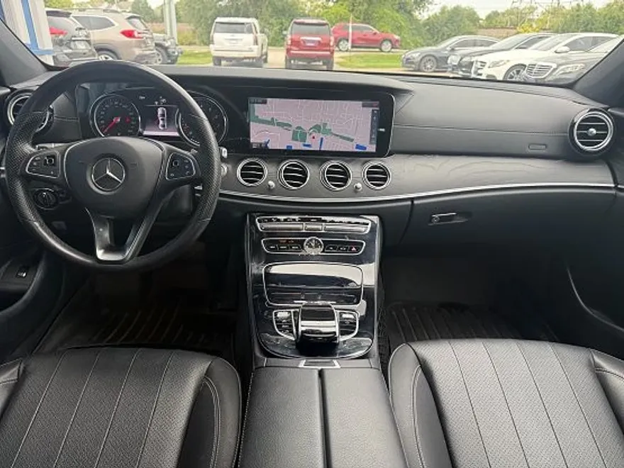 2017 Mercedes Benz E 300 4MATIC Sedan photo 1