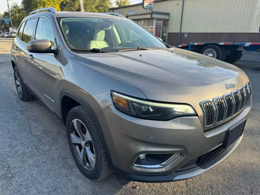 2019 Jeep Cherokee Limited Sport photo 1
