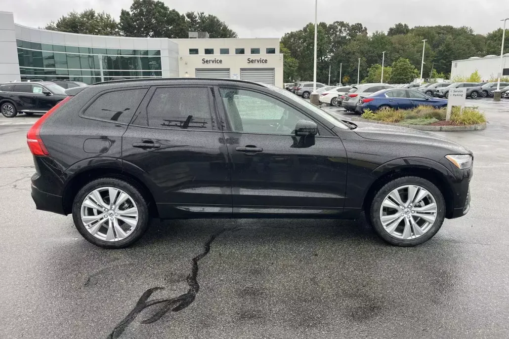 2024 Volvo XC60 B5 Plus photo 1