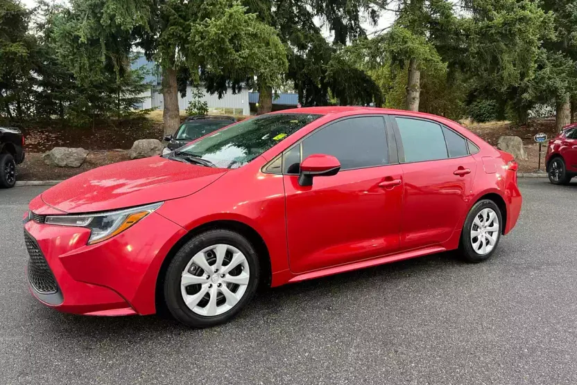 2021 Toyota Corolla LE photo 1