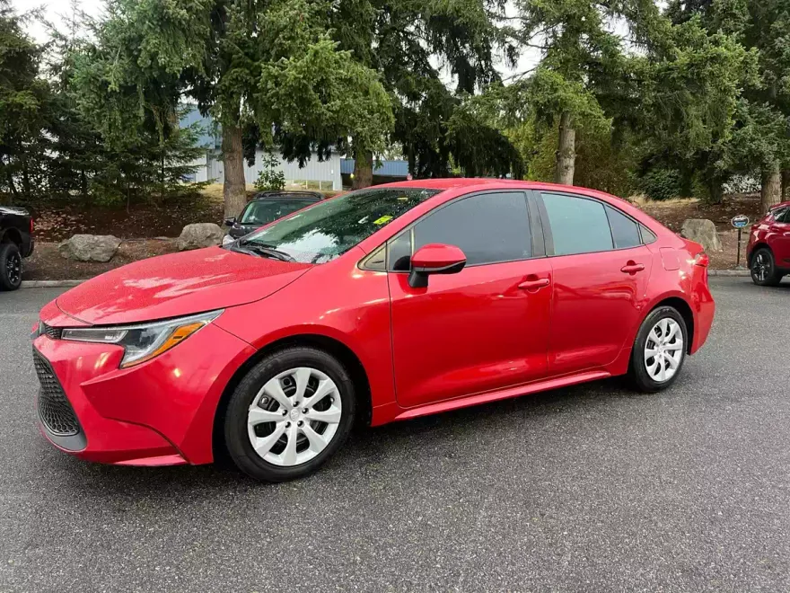 2021 Toyota Corolla LE photo 1