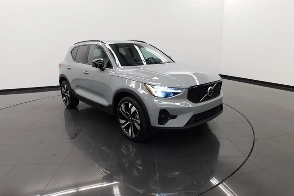 2025 Volvo XC40 Plus photo 1