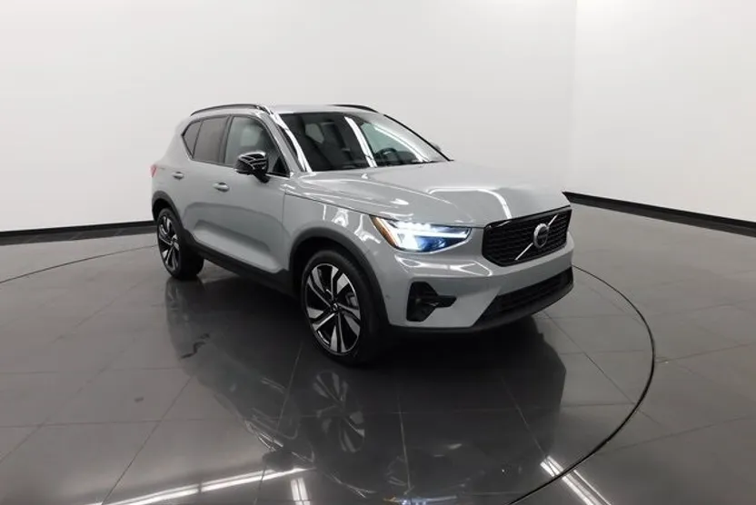 2025 Volvo XC40 Plus photo 1