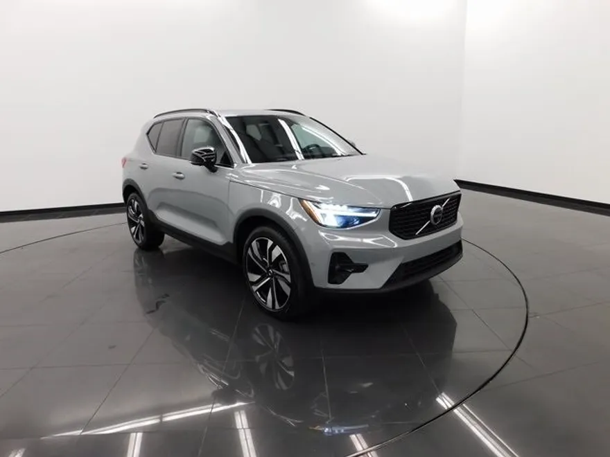 2025 Volvo XC40 Plus photo 1
