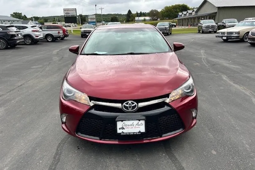 2016 Toyota Camry SE photo 1
