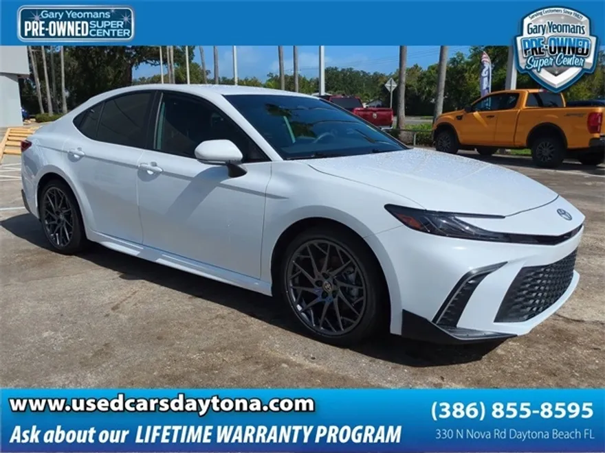 2025 Toyota Camry SE photo 1