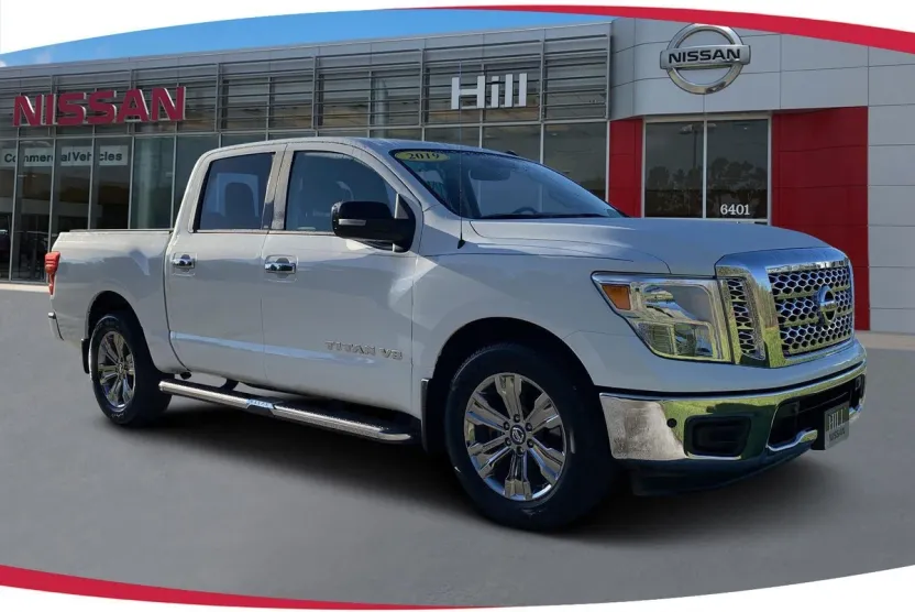 2019 Nissan Titan Crew Cab SV photo 1