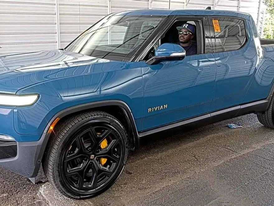 2022 Rivian R1T Adventure photo 1