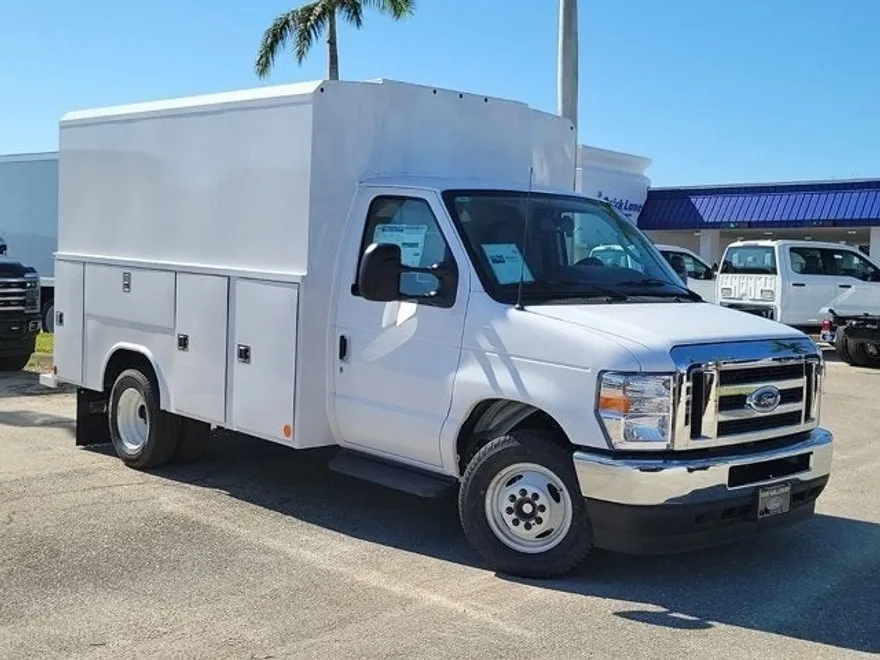 2025 Ford E-350 photo 1