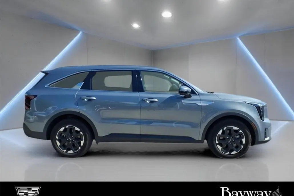2025 Kia Sorento S photo 1
