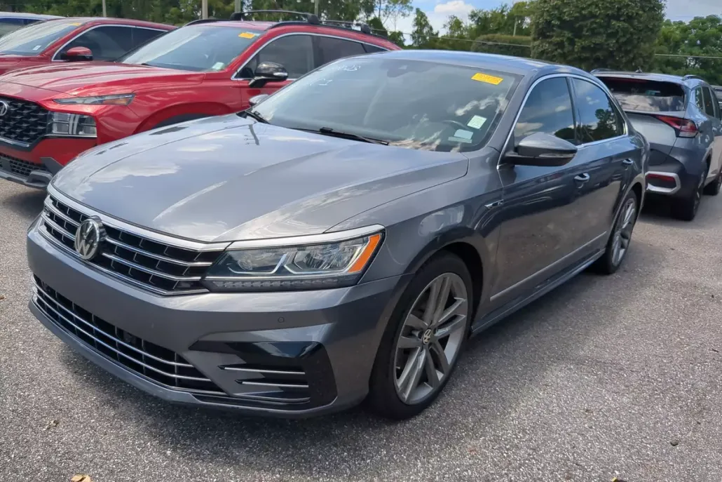 2019 Volkswagen Passat 2.0T SE R-Line photo 1