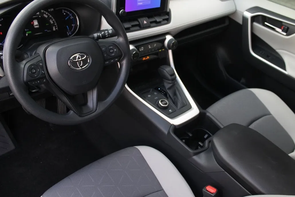 2025 Toyota RAV4 Hybrid XLE photo 1