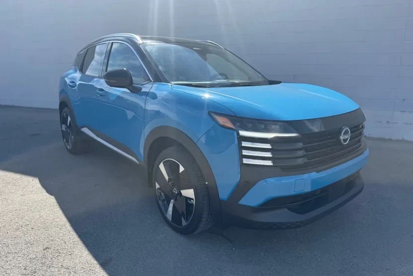 2025 Nissan Kicks SR photo 1