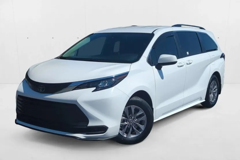 2024 Toyota Sienna LE photo 1