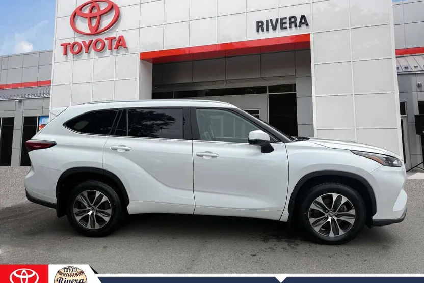 2022 Toyota Highlander XLE photo 1