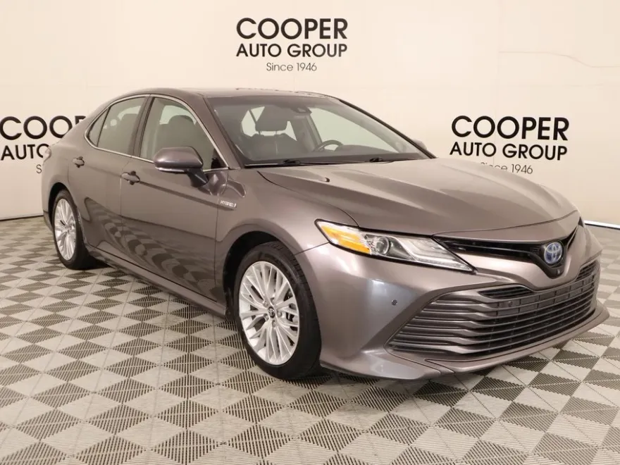2019 Toyota Camry Hybrid LE photo 1