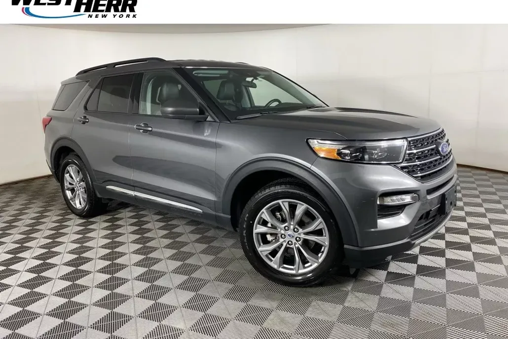 2023 Ford Explorer XLT photo 1