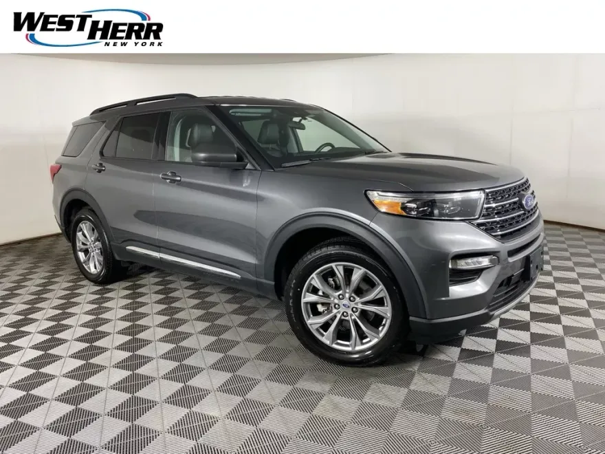 2023 Ford Explorer XLT photo 1