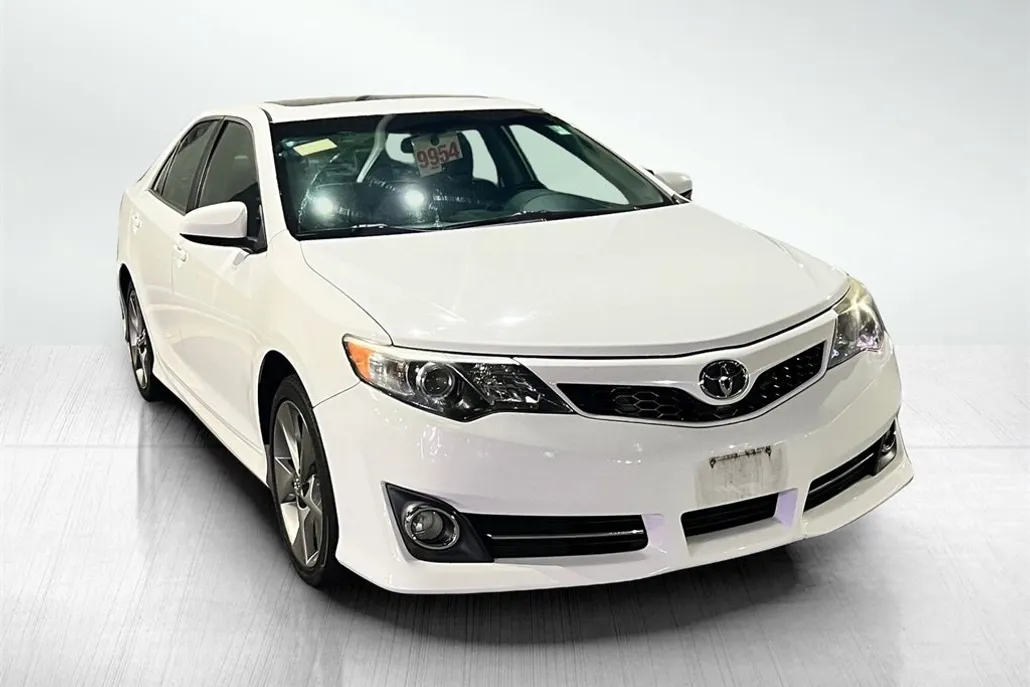 2014 Toyota Camry SE photo 1