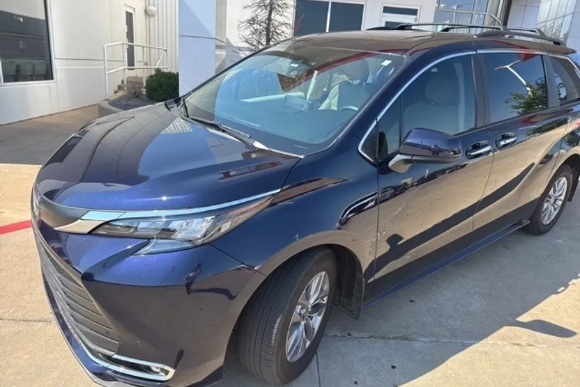 2024 Toyota Sienna XLE photo 1