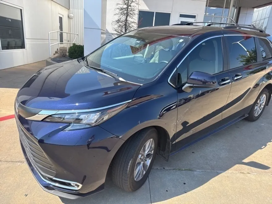 2024 Toyota Sienna XLE photo 1