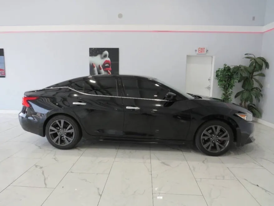 2017 Nissan Maxima S photo 1