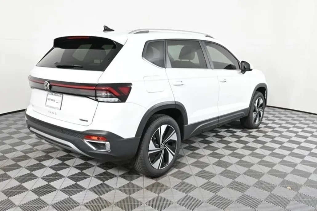 2025 Volkswagen Taos SE photo 1