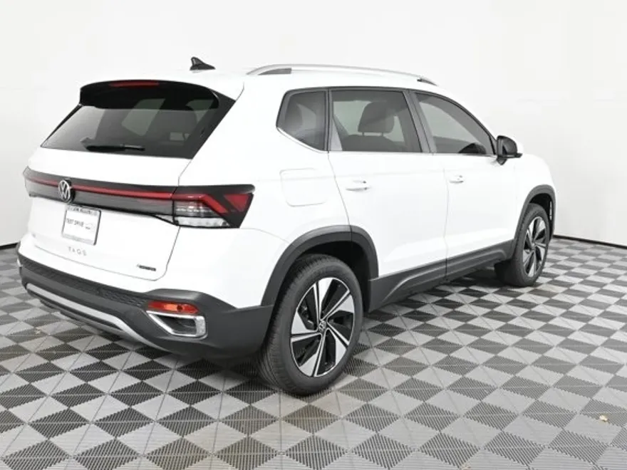 2025 Volkswagen Taos SE photo 1
