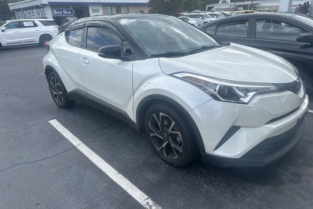 2019 Toyota C-HR XLE photo 1